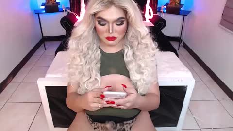 Snapshot of 10incheskinkynastytrans chatting on 12.16.24 Sasha Banks online show from 12.16.24