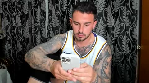 Snapshot of 2sexymuscles chatting on 04.28.26 2sexymuscles online show from 04.28.26