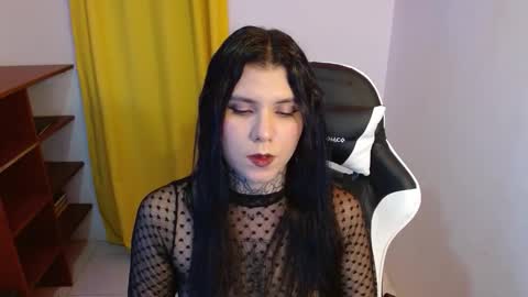 Snapshot of 3rika_gomez chatting on 10.29.25 erika online show from 10.29.25