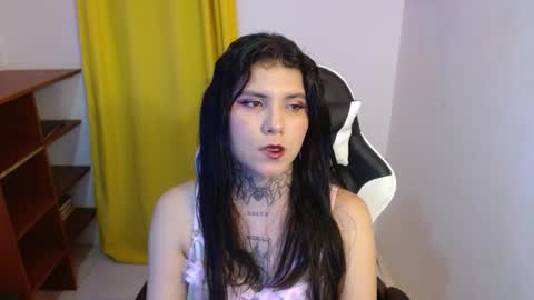 Snapshot of 3rika_gomez chatting on 10.31.25 erika online show from 10.31.25