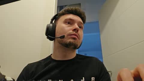 Snapshot of 8inchdude93 chatting on 10.01.25 8inchdude93 online show from 10.01.25