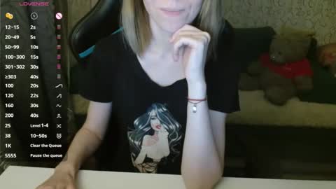 Snapshot of _alicecullen_ chatting on 11.27.25 AliceCullen online show from 11.27.25