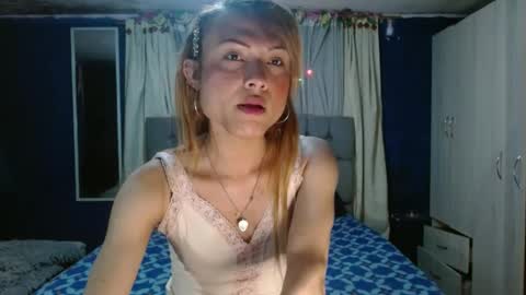 Snapshot of _azalea_65 chatting on 10.07.25 _azalea_65 online show from 10.07.25