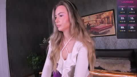 Snapshot of _bellaclark chatting on 12.02.25 Bella online show from 12.02.25