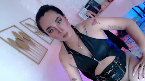 Caroline online show from 12.23.25