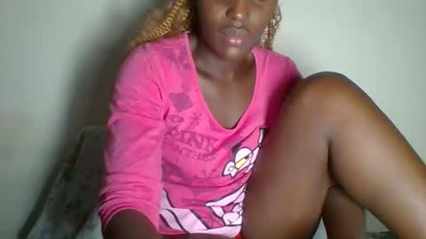 Snapshot of _clara01 chatting on 02.14.25 clara online show from 02.14.25