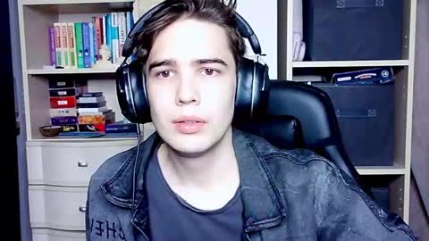 Snapshot of _crise_next_door_ chatting on 10.09.25 _crise_next_door_ online show from 10.09.25