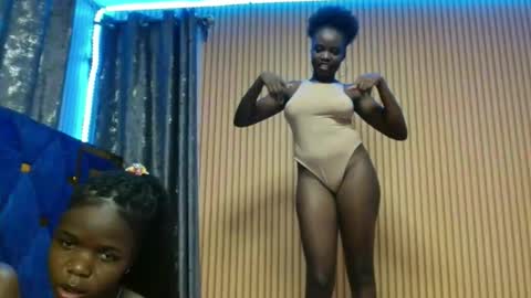 Snapshot of _elinah chatting on 11.28.25 Elinah online show from 11.28.25