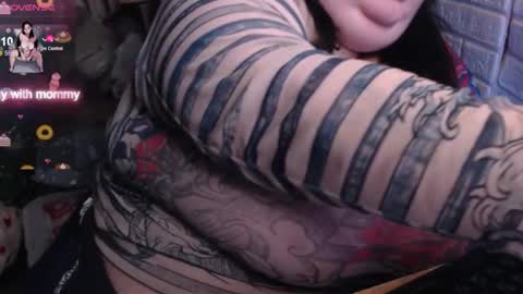 Snapshot of _ellybelly_ chatting on 11.22.25 LIsa online show from 11.22.25