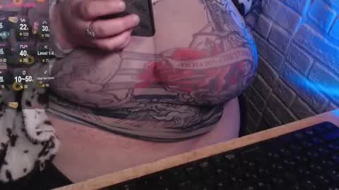 Snapshot of _ellybelly_ chatting on 11.24.25 LIsa online show from 11.24.25