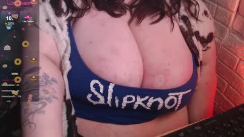 Snapshot of _ellybelly_ chatting on 12.04.25 LIsa online show from 12.04.25