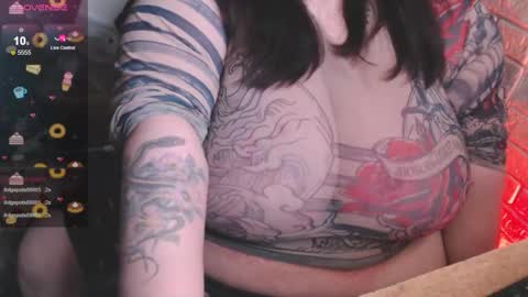 Snapshot of _ellybelly_ chatting on 12.17.25 LIsa online show from 12.17.25