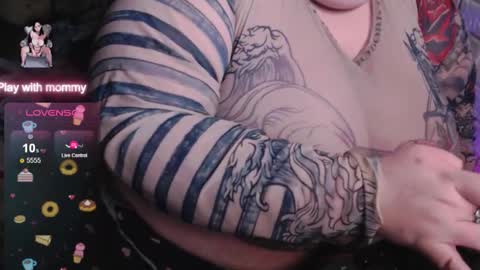 Snapshot of _ellybelly_ chatting on 12.20.25 LIsa online show from 12.20.25