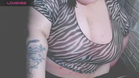 Snapshot of _ellybelly_ chatting on 03.04.26 LIsa online show from 03.04.26