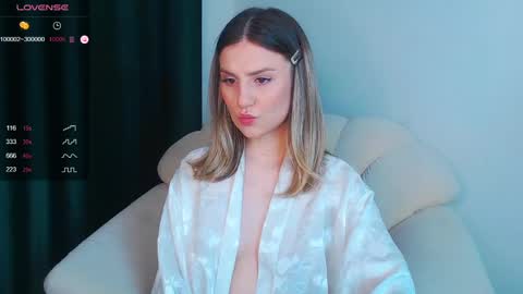 Snapshot of _esmeraldiyaa_ chatting on 01.06.25 _esmeraldiyaa_ online show from 01.06.25