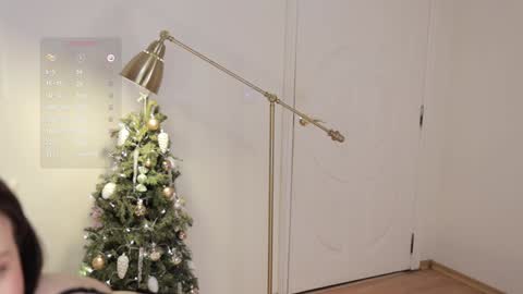 Snapshot of _female_essence_ chatting on 01.11.25 Essie online show from 01.11.25