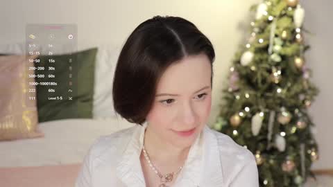 Snapshot of _female_essence_ chatting on 01.12.25 Essie online show from 01.12.25