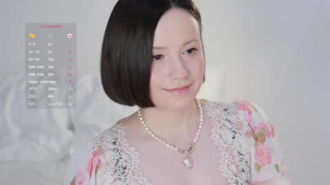 Snapshot of _female_essence_ chatting on 02.05.25 Essie online show from 02.05.25