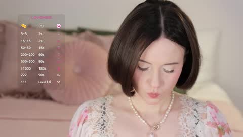 Snapshot of _female_essence_ chatting on 03.06.25 Essie online show from 03.06.25