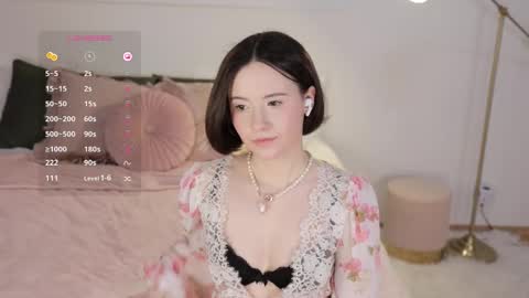 Snapshot of _female_essence_ chatting on 03.06.25 Essie online show from 03.06.25