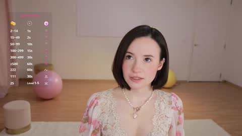 Snapshot of _female_essence_ chatting on 09.18.25 Essie online show from 09.18.25