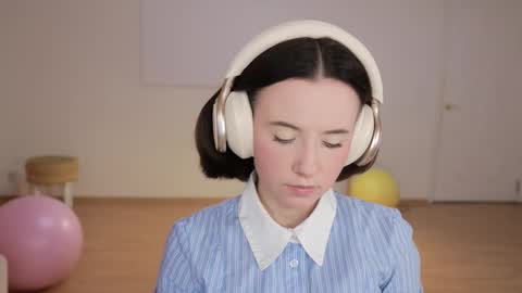 Snapshot of _female_essence_ chatting on 09.20.25 Essie online show from 09.20.25