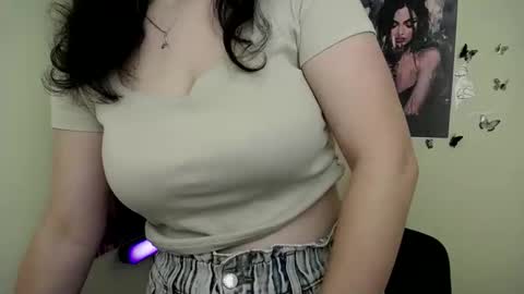 Snapshot of _foxy_lady chatting on 09.20.25 Alice online show from 09.20.25