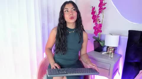 Snapshot of _haannah_ chatting on 09.12.25 Hanna online show from 09.12.25