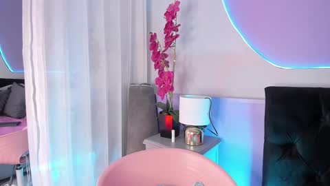 Snapshot of _haannah_ chatting on 10.24.25 Hanna online show from 10.24.25