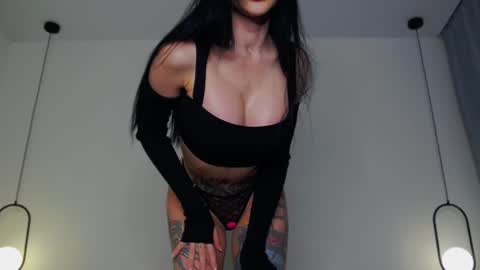 Snapshot of _iammary chatting on 12.23.24 Mary online show from 12.23.24