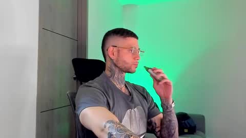 Snapshot of _jamesleandros chatting on 05.03.26 jeison online show from 05.03.26