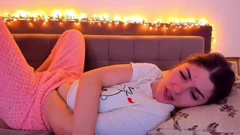 Snapshot of _just_a_simple_girl chatting on 02.19.25 _just_a_simple_girl online show from 02.19.25