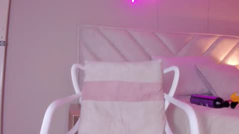 Snapshot of _karol_18 chatting on 09.19.25 karol online show from 09.19.25
