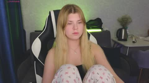 Snapshot of _kirieshka chatting on 04.25.26 Molly Emily online show from 04.25.26
