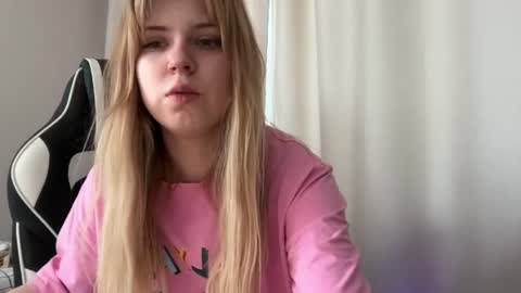 Snapshot of _kirieshka chatting on 06.20.26 Molly Emily online show from 06.20.26