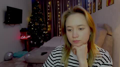 Snapshot of _lalune_ chatting on 12.01.24 _lalune_ online show from 12.01.24