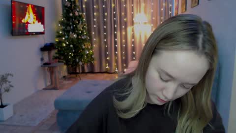 Snapshot of _lalune_ chatting on 12.13.24 _lalune_ online show from 12.13.24