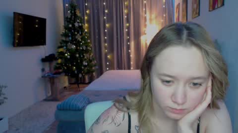 Snapshot of _lalune_ chatting on 12.17.24 _lalune_ online show from 12.17.24