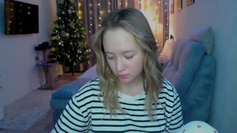 Snapshot of _lalune_ chatting on 12.17.24 _lalune_ online show from 12.17.24