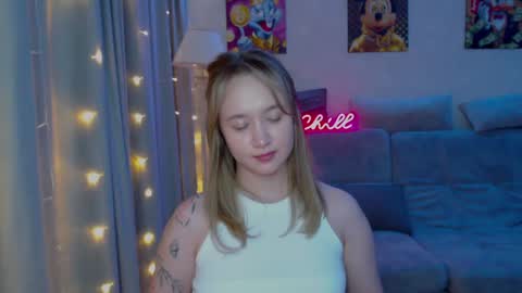 Snapshot of _lalune_ chatting on 12.19.24 _lalune_ online show from 12.19.24