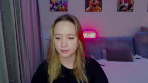Snapshot of _lalune_ chatting on 12.25.24 _lalune_ online show from 12.25.24