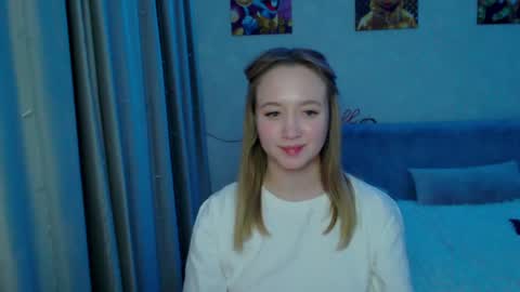 Snapshot of _lalune_ chatting on 12.29.24 _lalune_ online show from 12.29.24