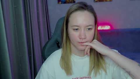 Snapshot of _lalune_ chatting on 01.22.25 _lalune_ online show from 01.22.25