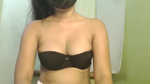 Snapshot of _lilies_gigi_ chatting on 12.17.25 _lilies_gigi_ online show from 12.17.25