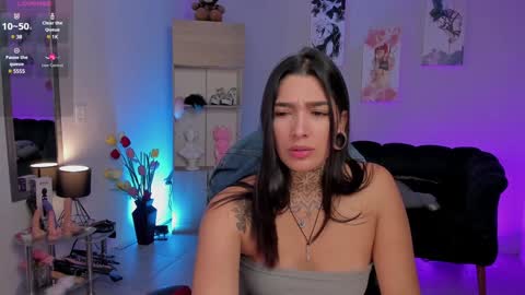 Snapshot of _louane_bour chatting on 01.13.25 Laura Independent Model online show from 01.13.25