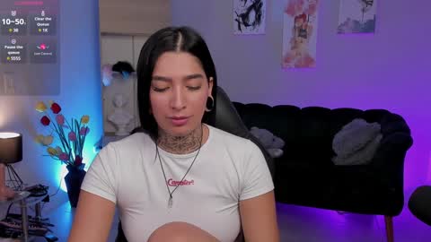 Snapshot of _louane_bour chatting on 01.17.25 Laura Independent Model online show from 01.17.25