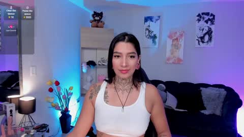 Snapshot of _louane_bour chatting on 01.27.25 Laura Independent Model online show from 01.27.25