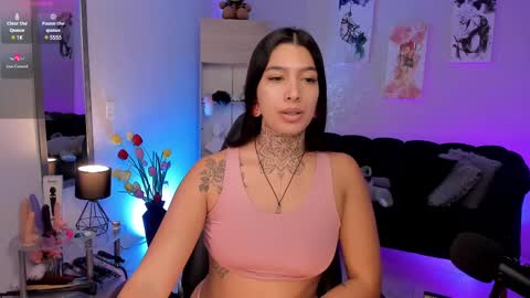 Snapshot of _louane_bour chatting on 02.14.25 Laura Independent Model online show from 02.14.25