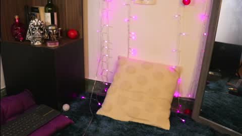 Snapshot of _lucy_white_ chatting on 12.29.24 Lucy online show from 12.29.24