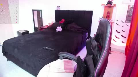 Snapshot of _lucyx__ chatting on 02.03.26 Queen. Help me reach 100 thumbs up online show from 02.03.26